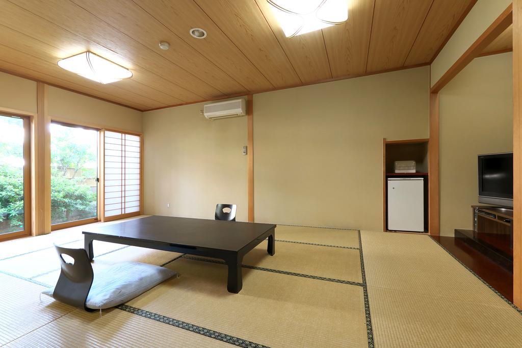 Yuraku Hotel Awara Quarto foto