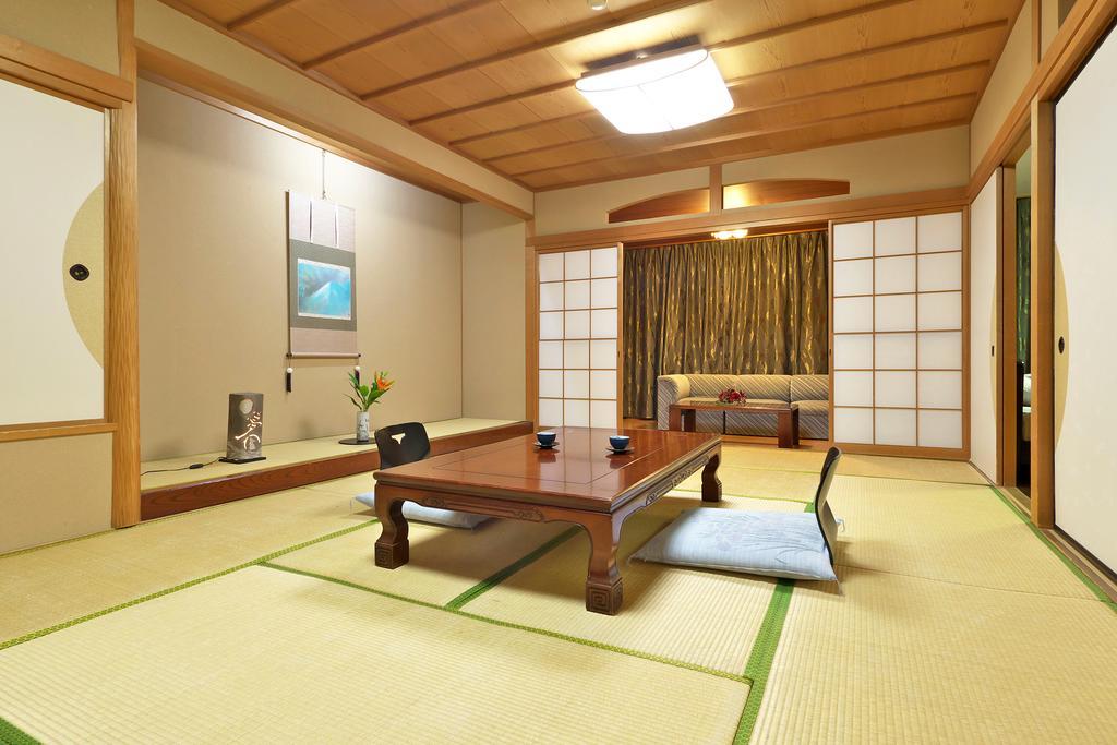 Yuraku Hotel Awara Quarto foto